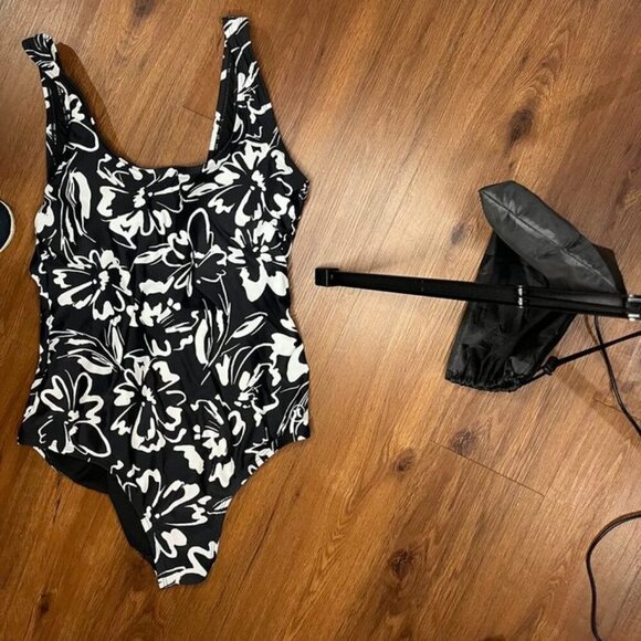 Hurley Ink Fresco Floral One-Piece Swimsuit – Black & White – Size M – Gently Us - Picture 4 of 9